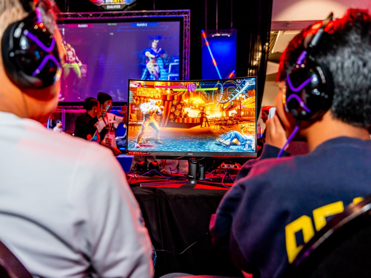 ✨GIVEAWAY✨ + Gaming at Comic Con goes Next Level